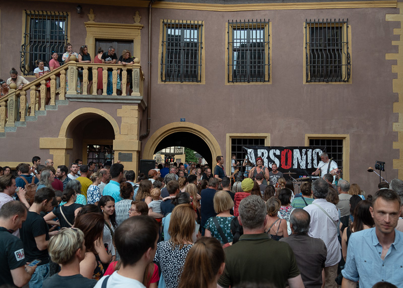 Arsonic playing for a huge crowd in front of the 550 year old Koïfhus.